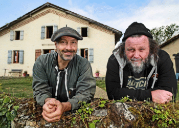 Malcolm y Phill en su granja de Los Pirineos