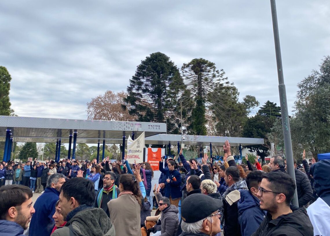 Reprimen y detienen a trabajadores del INTI en una protesta contra su desguace