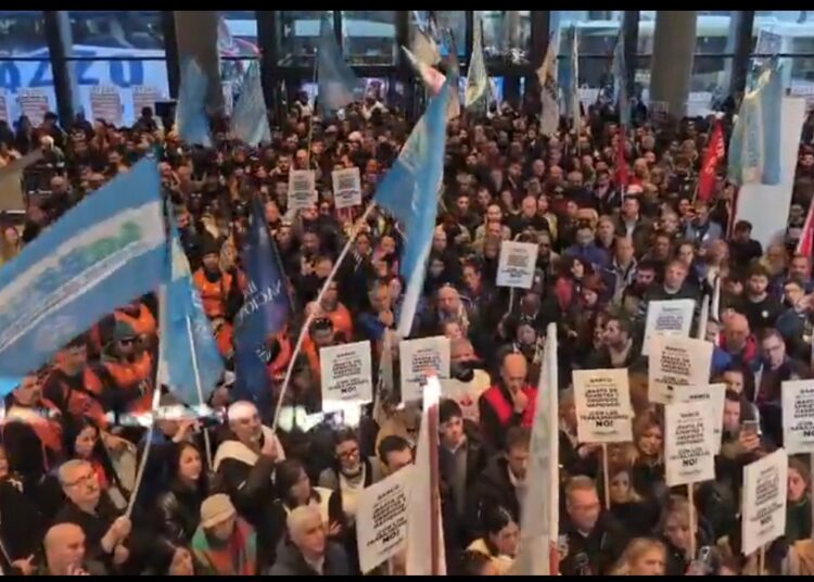 Achiques y despidos en el Santander: La Bancaria anunció la profundización del plan de lucha