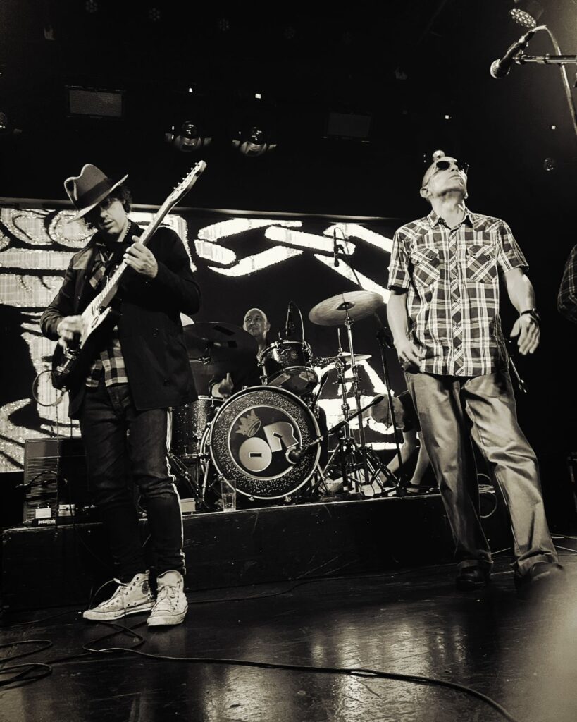 Hernán Bustamante en la piel del Indio Solari, acá junto a Felipe Barrozo de Intoxicados, invitado de la noche