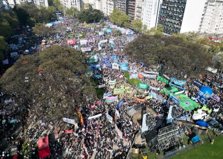 Una multitud en defensa de la universidad y la salud pública, un Congreso que le puso límites a Milei