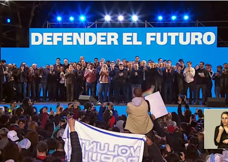 ¿Quiénes fueron los dirigentes sindicales presentes en el escenario con Kicillof?