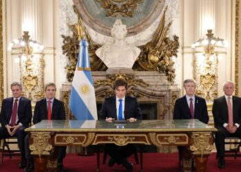 Milei presenta el presupuesto en prime time: un poco de show en medio de la crisis política y económica