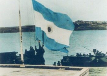 El 6 de noviembre de 1820, la bandera argentina flameó por primera vez en las Malvinas
