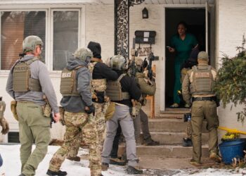 El asedio del ICE en Minneapolis : “Es un ejército de ocupación cazando inmigrantes”