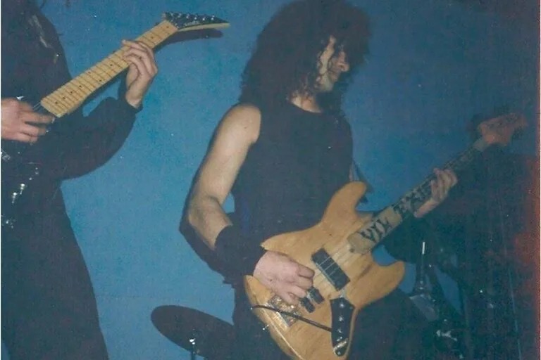 Dubois, además de jugador, tocó en bandas de black metal e incluso de cumbia