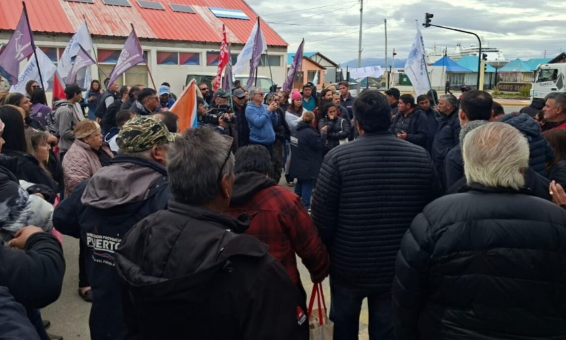 Trabajadores del Puerto de Ushuaia: incertidumbre por la continuidad laboral y el pago de salarios