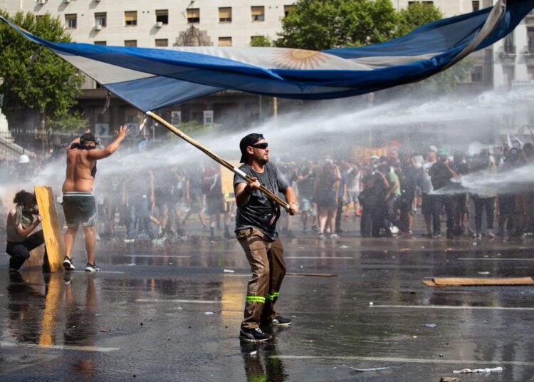 Media sanción a una Reforma Laboral regresiva, la respuesta sindical y una nueva represión desatada