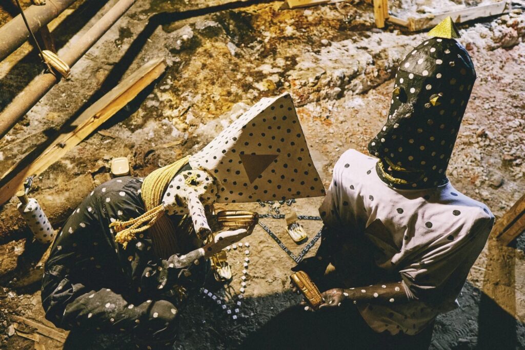 Trajes extraños, sonido microtonal y una sesión global. ¿La Clave de Angine?