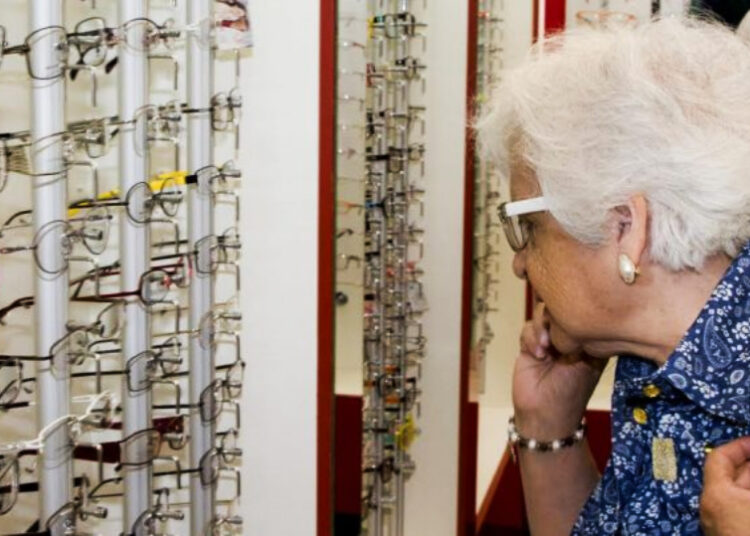 PAMI en crisis: denuncian un recorte del 45% en prestaciones ópticas y advierten que los jubilados están en situación de abandono