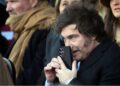 El presidente argentino Javier Milei habla por teléfono móvil durante la exposición de la Sociedad Rural Argentina en Buenos Aires el 28 de julio de 2024.Marco Brindicci/AFP/Getty Images