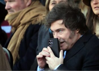 El presidente argentino Javier Milei habla por teléfono móvil durante la exposición de la Sociedad Rural Argentina en Buenos Aires el 28 de julio de 2024.Marco Brindicci/AFP/Getty Images