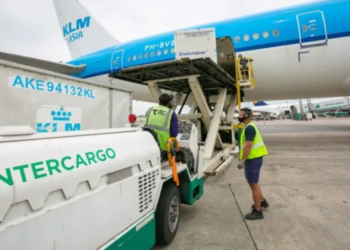 La Asociación del Personal Aeronáutico denunció a Milei y Caputo por la privatización de Intercargo