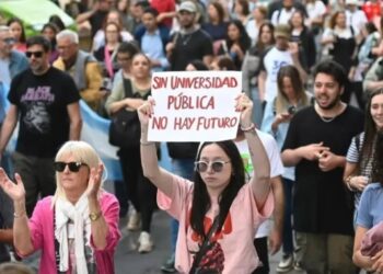 Argentina marcha contra el ajuste en las universidades
