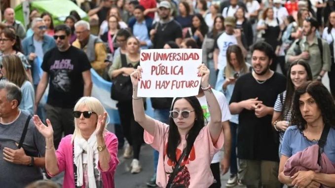 Argentina marcha contra el ajuste en las universidades