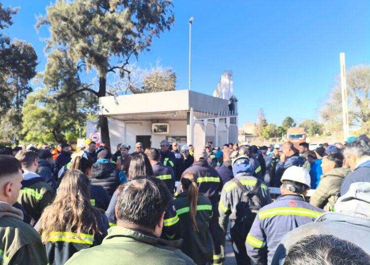 Tenaris Siat despidió a 150 operarios en la planta de Valentín Alsina: la respuesta de los trabajadores