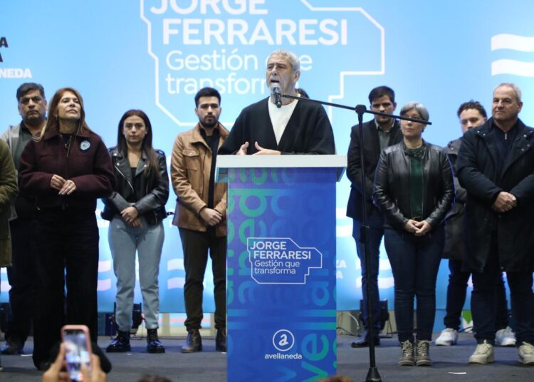 Ferraresi deja la intendencia en Avellaneda y se suma a la carrera por la Provincia